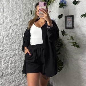 Completo in tinta unita con camicia oversize e pantaloncino elasticizzato