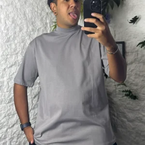 T-shirt grigio campus in tinta unita con mezzo collo alto