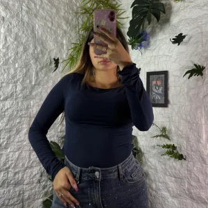 Body aderente in cotone leggero a maniche lunghe con scollo dritto